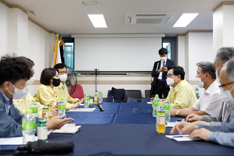 이영 중소벤처기업부 장관이 19일 서울 동작구 남성사계시장을 찾아 집중호우로 인한 복구 상황을 점검한 후 대책을 논의하고 있다.