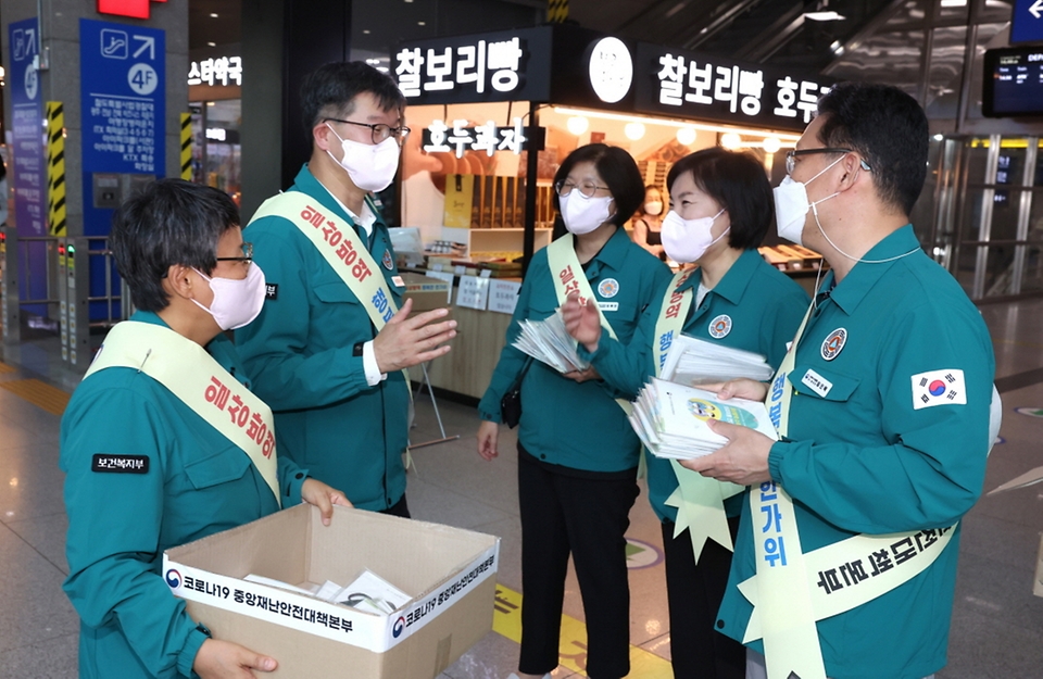 이기일 보건복지부 제2차관이 9일 서울 용산구 용산역에서 열린 방역수칙 및 연휴 중 의료기관 이용 안내서(리플렛) 배부 행사에 참석하고 있다.