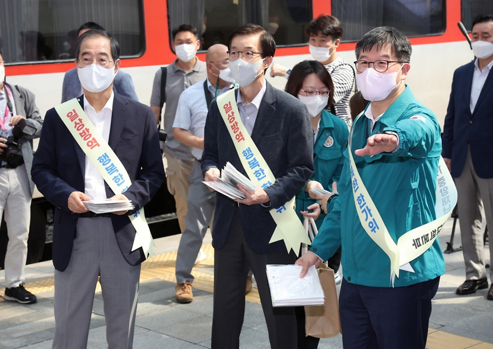 이기일 보건복지부 제2차관이 추석 연휴 시작일인 9일 서울 용산구 용산역에서 방역수칙 및 연휴 중 의료기관 이용 안내서(리플렛) 배부 행사에 참석하고 있다.