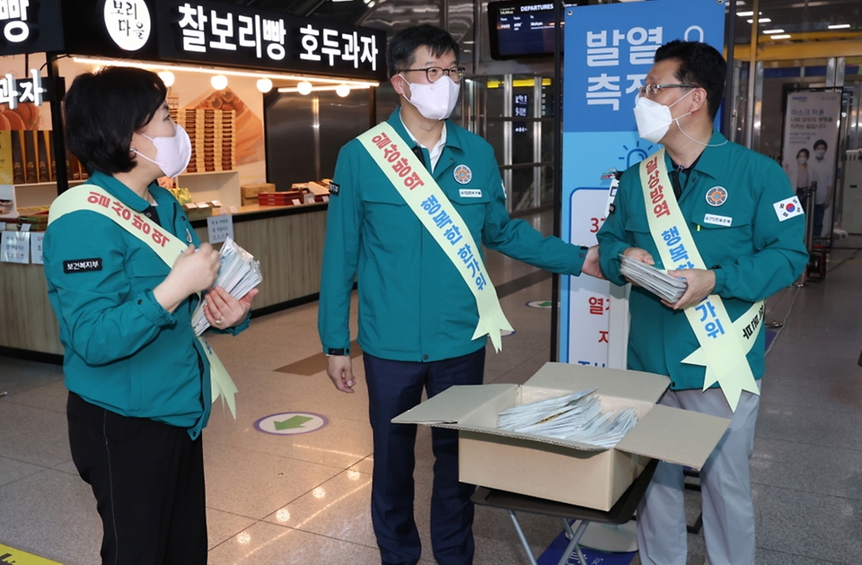 이기일 보건복지부 제2차관이 9일 서울 용산구 용산역에서 열린 방역수칙 및 연휴 중 의료기관 이용 안내서(리플렛) 배부 행사에 참석하고 있다.