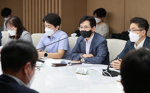 천영길 산업통상자원부 에너지산업실장이 15일 서울 중구 대한상공회의소 EC룸에서 열린 ‘한국형 에너지효율혁신 파트너쉽 구축 산업계 실무회의’를 주재하고 있다.