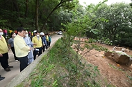 최응천 문화재청장이 15일 경북 경주시에 위치한 굴불사터를 방문해 태풍 힌남노로 주변 토사가 붕괴된 보물 굴불사지 석조사면불상의 피해 상황과 조치 현황을 점검하고 있다.