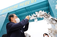한덕수 국무총리가 17일 서울 종로구 광화문광장에서 열린 2022 청년의 날 기념식에 참석해 소원나무에 메모를 남기고 있다.