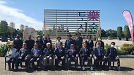 임상섭 산림청 차장(앞줄 왼쪽 다섯번째)이 19일 서울 마포구 월드컵공원 평화광장에서 열린 ‘제16회 전국 숲해설 경연대회’에서 참석자들과 기념촬영을 하고 있다.