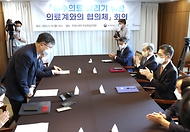 이기일 보건복지부 제2차관이 19일 서울 중구 한국프레스센터에서 열린 ‘필수의료 살리기 위한 의료계와의 협의체’ 회의에 참석해 인사를 하고 있다.