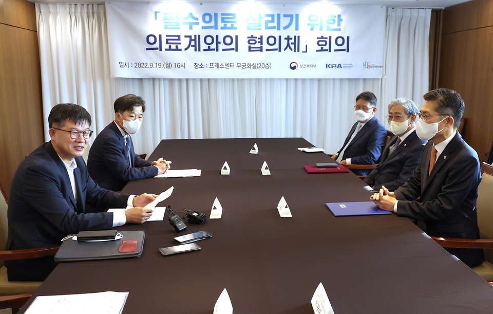 이기일 보건복지부 제2차관이 19일 서울 중구 한국프레스센터에서 열린 ‘필수의료 살리기 위한 의료계와의 협의체’ 회의에 참석하고 있다.