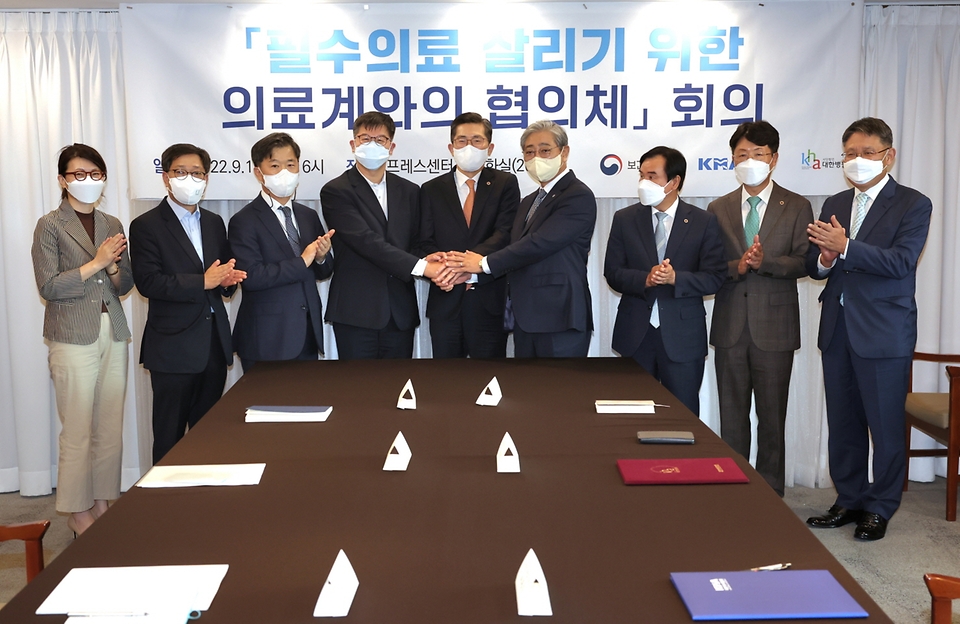 이기일 보건복지부 제2차관(왼쪽 네번째)이 19일 서울 중구 한국프레스센터에서 열린 ‘필수의료 살리기 위한 의료계와의 협의체’ 회의에서 참석자들과 기념촬영을 하고 있다.