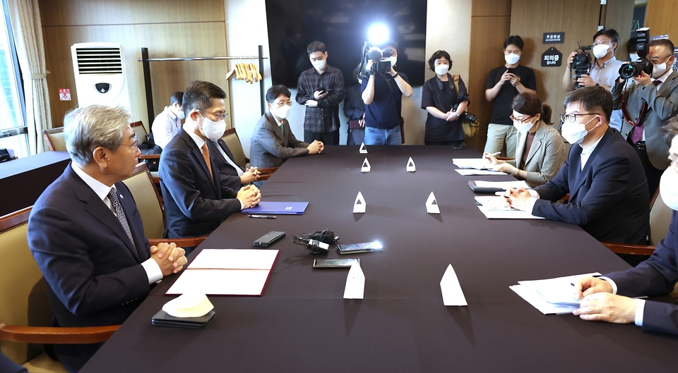 19일 서울 중구 한국프레스센터에서 ‘필수의료 살리기 위한 의료계와의 협의체’ 회의가 진행되고 있다.