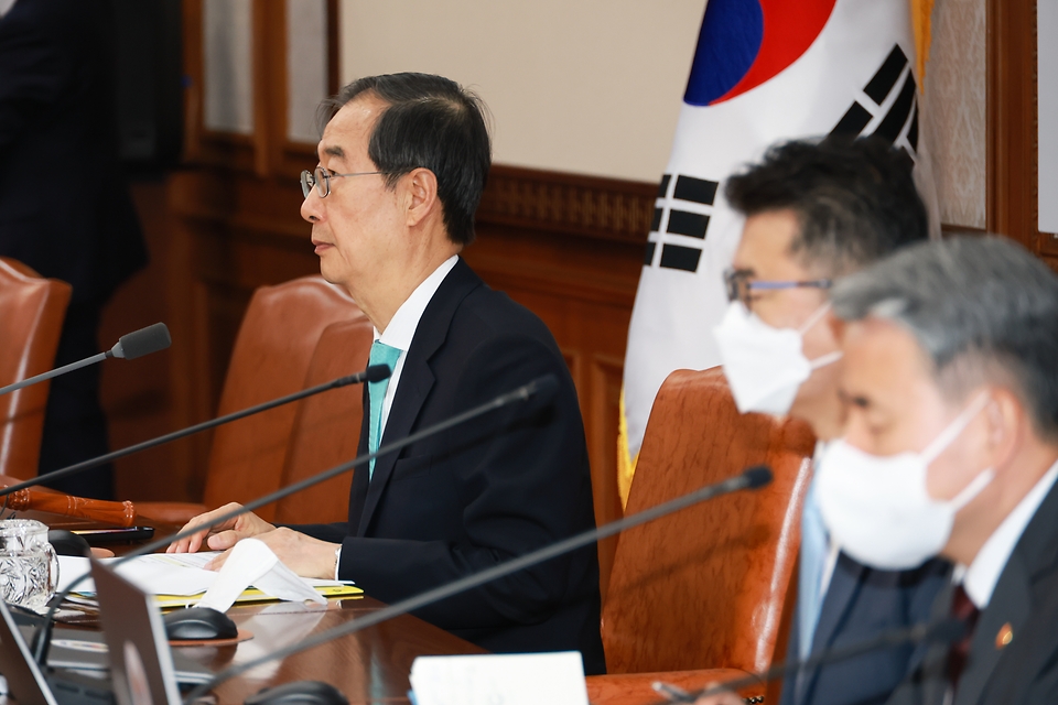 한덕수 국무총리가 20일 서울 세종로 정부서울청사에서 열린 국무회의를 주재하고 있다.