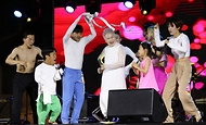 24일 서울 종로구 대학로에서 열린 ‘2022 웰컴대학로’ 축제 개막식에서 리케이댄스 ‘bok’ 공연을 선보이고 있다.