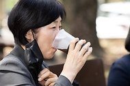 한화진 환경부장관이 26일 오후 다회용 컵을 사용하는 제주시 한 카페를 찾아 다회용 컵으로 음료를 마시고 컵 반납 과정을 체험해 보고 있다. 