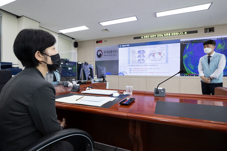 한화진 환경부장관이 26일 오전 제주도 서귀포시에 위치한 국가태풍센터를 방문해 관계자로부터 최근 태풍 특성과 예보상황 등을 설명듣고 지구온난화에 따른 해수면 온도 상승으로 강한 태풍이 자주 발생하는 만큼 정확한 예보를 위해 최선을 다 해줄 것을 당부하고 있다. 