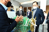 조승환 해양수산부 장관이 19일 부산 해운대구 벡스코에서 열린 ‘제7차 국제 해양폐기물 콘퍼런스’에 참석해 전시관에 비치된 해양쓰레기를 살펴보고 있다.