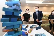 조승환 해양수산부 장관이 19일 부산 해운대구 벡스코에서 열린 ‘제7차 국제 해양폐기물 콘퍼런스’에 참석해 전시된 작품을 살펴보고 있다.