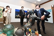 조승환 해양수산부 장관이 19일 부산 해운대구 벡스코에서 열린 ‘제7차 국제 해양폐기물 콘퍼런스’에 참석해 전시된 작품을 만져보고 있다. 