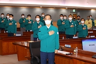 한덕수 국무총리가 23일 서울 세종로 정부서울청사에서 열린 을지연습 사후 강평회의에서 국민의례를 하고 있다.