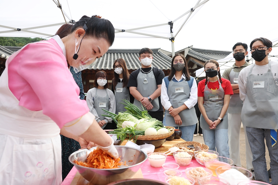 <p>28일 오전 충청남도 아산 외암민속마을에서 열린 ‘2022 외국인 대상 한식 원데이 투어’에서 김치 명인 유정임 강사가 경기도식 포기김치를 시연하고 있다. 외국인 대상&nbsp;한식 원데이 투어는 한식 전문가와 함께 한국의 명소에서 다양한 김치와 관련 문화를 체험하는 음식관광 프로그램이다.&nbsp;</p>
<div><br></div>