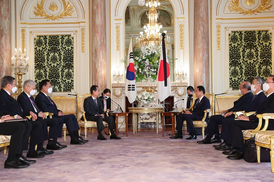 한덕수 국무총리가 28일 일본 도쿄 아카사카 영빈관에서 기시다 총리와 환담을 나누고 있다.