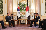 한덕수 국무총리가 28일 일본 도쿄 아카사카 영빈관에서 기시다 총리와 환담을 나누고 있다.