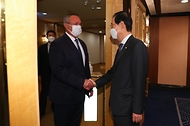 한덕수 국무총리가 28일 일본 도쿄 제국호텔에서 니콜라이 이오넬 치우커 루마니아 총리와 인사를 나누고 있다.
