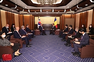 한덕수 국무총리가 28일 일본 도쿄 제국호텔에서 니콜라이 이오넬 치우커 루마니아 총리와 환담을 나누고 있다.