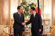 한덕수 국무총리가 28일 일본 도쿄 아카사카 영빈관에서 기시다 총리와 인사를 나누고 있다.