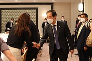 한덕수 국무총리가 28일 일본 도쿄 제국호텔에서 열린 기자간담회에서 취재기자들과 인사를 나누고 있다.