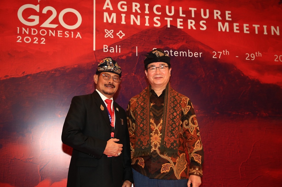 정황근 농림축산식품부 장관이 28일(현지시간) 인도네시아 발리에서 개최된 G20 농업장관회의에 앞서 샤룰 아심 림포 인도네시아 농업부 장관과 기념촬영을 하고 있다.