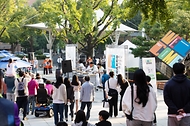 <p>30일 오후 서울 종로구 대학로 마로니에공원에서 웰컴 프린지(거리 공연)가 열리고 있다. 올해로 6회를 맞이한&nbsp;공연관광축제 &lsquo;2022 웰컴대학로&rsquo;는 한국의 우수한 공연을 대학로에서 만나볼 수 있는 한국 대표공연관광 축제다.&nbsp;</p>