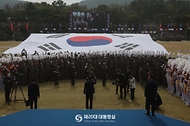 윤석열 대통령이 1일 충남 계룡대 대연병장에서 열린 제74주년 국군의 날 기념행사에서 장병들을 격려하고 있다. 