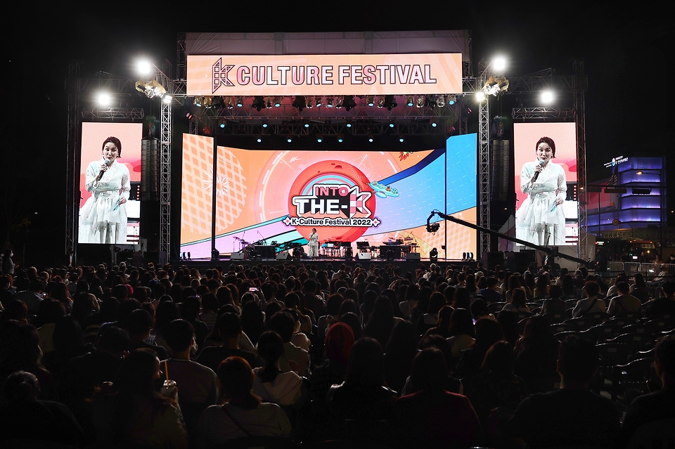 <p>1일 오후 서울 광화문 광장에서 열린 &lsquo;2022 한국문화축제&rsquo; 개막제에서&nbsp;K드라마와 OST를 주제로 한 갈라쇼와 토크 콘서트가 열리고 있다.&nbsp;</p>