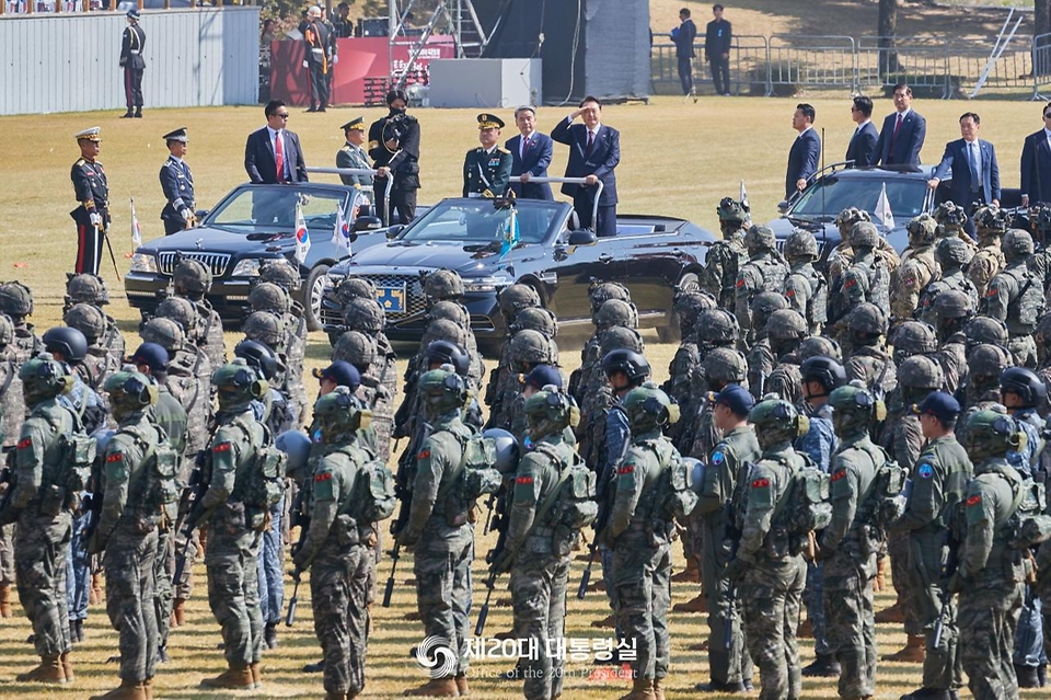윤석열 대통령이 1일 충남 계룡대 대연병장에서 열린 제74주년 국군의 날 기념행사에서 장병들을 사열하고 있다.