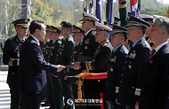 윤석열 대통령이 1일 충남 계룡대 대연병장에서 열린 제74주년 국군의 날 기념행사에서 표창을 수여하고 있다. 