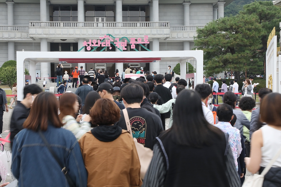 <p>청와대 개방 누적 관람객이 200만 명을 돌파한 가운데 2일 오후 서울 종로구 청와대를 찾은 시민들이 경내에 들어가기 위해 줄을 서고 있다. 청와대는 지난 5월 10일에&nbsp;일반에 개방된 이후, 본관과 영빈관 등 주요 내부도 공개됐다.&nbsp;</p>
<div><br></div>