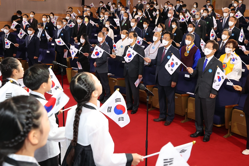 한덕수 국무총리와 참석자들이 3일 서울 세종로 정부서울청사 별관에서 열린 개천절 경축식에서 개천절 노래를 제창하고 있다.