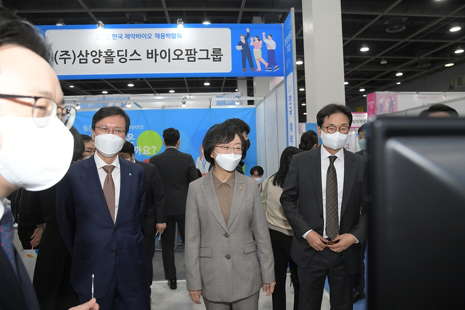 오유경 식품의약품안전처장이 11일 서울 서초구 aT센터에서 열린 ‘2022 한국 제약바이오 채용박람회’에 참석해 채용 부스들을 둘러보고 있다.