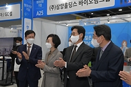오유경 식품의약품안전처장이 11일 서울 서초구 aT센터에서 열린 ‘2022 한국 제약바이오 채용박람회’에서 참석자들과 박수를 치고 있다.