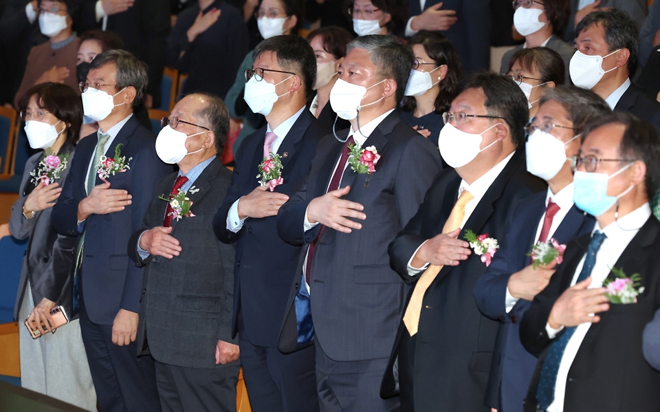 이기일 보건복지부 제2차관이 14일 서울 연세대학교 백주년기념관에서 열린 ‘2022년 정신건강의 날’ 기념행사에서 국민의례를 하고 있다.