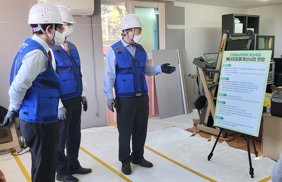 천영길 산업통상자원부 에너지산업실장이 19일 경기 고양시 능곡21통 경로당을 방문해 동절기 에너지복지 지원실태를 점검하고 있다.