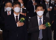 김주현 금융위원장(오른쪽)과 이복현 금융감독원장이 25일 서울 여의도 63컨벤션센터에서 열린 ‘제7회 금융의 날 기념식’에서 국민의례를 하고 있다.