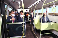 한덕수 국무총리가 19일 경기 화성시 현대·기아 기술연구소를 방문, 주요 관계자들과 버스에 탑승해 설명을 듣고 있다.