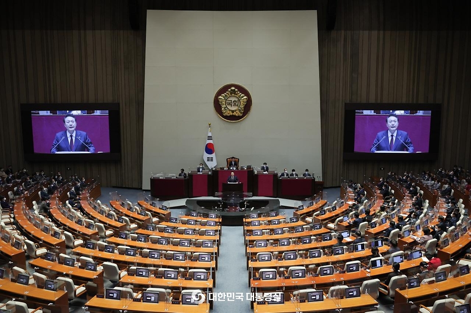 윤석열 대통령이 25일 서울 여의도 국회 본회의장에서 2023년도 예산안 및 기금운용계획안에 대한 시정연설을 하고 있다.