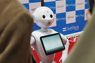 <p>다양한 분야의 로봇 신기술을 선보이는 &lsquo;2022 로보월드&rsquo;가 열리고 있다. 27일 오후 경기 고양시 킨텍스에서 열린 &lsquo;2022 로보월드&rsquo;에서 AI교육용 로봇이 관람객들을 맞이하고 있다.&nbsp;</p>
<div><br></div>
