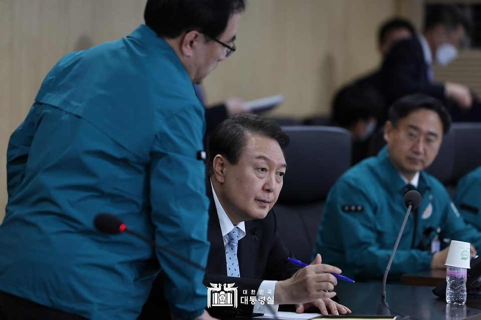 윤석열 대통령이 2일 서울 용산구 대통령실 청사에서 북한 탄도미사일 발사 관련 긴급 국가안전보장회의(NSC)를 주재하고 있다.