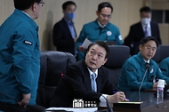 윤석열 대통령이 2일 서울 용산구 대통령실 청사에서 북한 탄도미사일 발사 관련 긴급 국가안전보장회의(NSC)를 주재하고 있다.