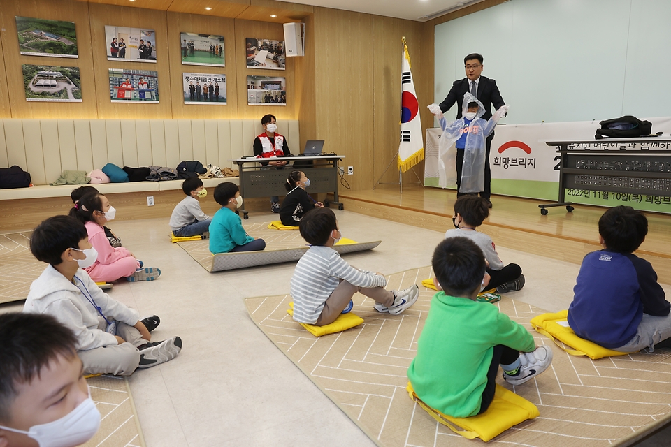 <p>10일 오전 서울 마포구 희망브리지 전국재해구호협회에서 열린 2022 세이크아웃 코리아에서 어린이들이 지진 대응 훈련을 하고 있다.</p>
