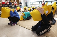 <p>10일 오전 서울 마포구 희망브리지 전국재해구호협회에서 열린 2022 세이크아웃 코리아에서 어린이들이 지진 대응 훈련을 하고 있다.</p>