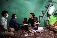 김건희 여사가 12일(현지시간) 캄보디아 프놈펜에서 선천성 심장질환을 앓고 있는 14세 아동의 집을 찾아 건강 상태를 살피며 가족들을 위로하고 있다.