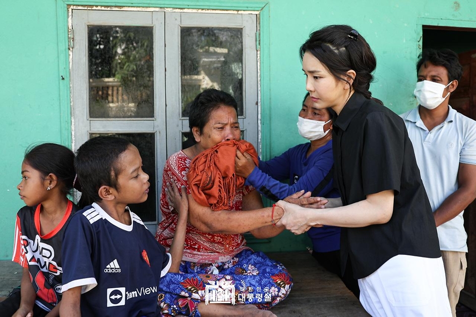 김건희 여사가 12일(현지시간) 캄보디아 프놈펜에서 선천성 심장질환을 앓고 있는 14세 아동의 집을 찾아 가족을 위로하고 있다.