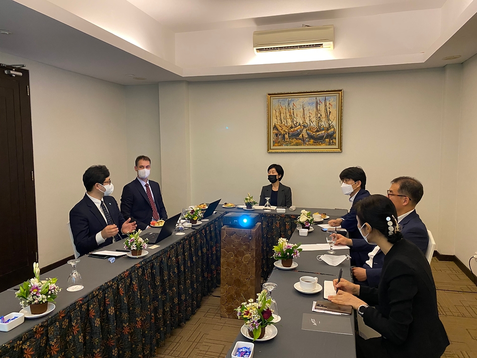 한화진 환경부 장관이 현지시간 14일 오후 인도네시아 발리 그랜드위즈 호텔에서 노버트 마스 GGGI 인도네시아 사무소 부소장을 만나 무상 ODA를 통한 발리지역 전기차 생태계 구축방안을 논의하고 있다.
